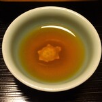 俵屋旅館 - 夕食：夕食：向附（河豚焼目造り ポン酢）