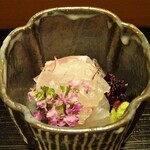 俵屋旅館 - 夕食：向附（鯛へぎ造り）