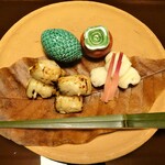 俵屋旅館 - 夕食：焼物（笹鰈風干し、魳柚庵焼、粟麩 赤芋 松の実味噌和）