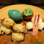 俵屋旅館 - 夕食：焼物（笹鰈風干し、魳柚庵焼、粟麩 赤芋 松の実味噌和）