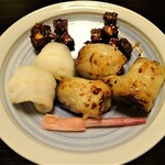 俵屋旅館 - 夕食：焼物（笹鰈風干し、魳柚庵焼、粟麩 赤芋 松の実味噌和）