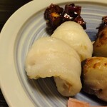 俵屋旅館 - 夕食：焼物（笹鰈風干し、粟麩 赤芋 松の実味噌和）