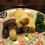 俵屋旅館 - 夕食：強肴（鱧東寺巻 大黒しめじ 人参葉　紅白大根）