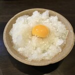 鞠子屋 - サービスの大根おろしにウズラの卵。