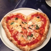 インコントロ オステリア&グリル - シェフの遊び心で出してくれたハート形のピザ♡*･