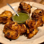 カッチャル バッチャル - タンドリーチキンとミントソース