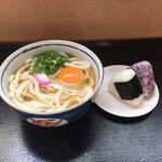 セルフうどんかかし - 月見うどんって昔ながらよね
            タマゴに熱々の出汁をかけて固めてくれてました。