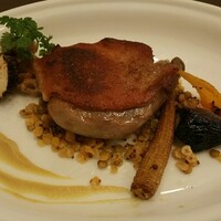 ブラッスリー エディブル - 敷いてある蕎麦の実も欧風で良し。見るからに美味しそうな皮です