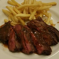 ブラッスリー エディブル - お肉の火の通り具合も絶妙。付け合せはポテトよりも、緑黄色野菜がいいなぁ