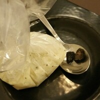 ブラッスリー エディブル - 何かの実験のようなトリュフリゾット。スプーンにのっているのがトリュフです。これは美味しいです！