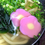 はなちゃんうどん  - はなちゃんかまぼこ。