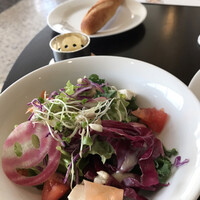 フレンチ キッチン - 平日ランチビュッフェ５１８７円。サラダとパン。パンは何種類かあるようでしたが、一つ目は選ばせてもらえず。。。