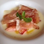 クッチーナ イタリアーナ ガッルーラ - オマール海老とフレッシュメロンのズッパ・シェフの自家製手切り豚の生ハム添え