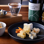 AKATSUKI NO KURA - 料理写真:チーズ5種盛り合わせととNama no Sakeチーズセット