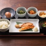Oyakodon Gottsu Tabenahare - 鮭の西京焼きと卵かけごはん定食