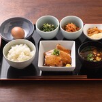 Oyakodon Gottsu Tabenahare - 豚の角煮と卵かけごはん定食