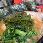 とんこつラーメンいしい - 低温燻製チャーシュー麺。茎ワカメトッピング。