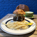 ファンゴー - 【12月のMonthly Burger】 『牛ほほシチューのチーズバーガー¥1800』 【SEASONAL DRINK】 『抹茶ラテ¥650』