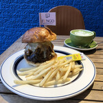 ファンゴー - 【12月のMonthly Burger】 『牛ほほシチューのチーズバーガー¥1800』 【SEASONAL DRINK】 『抹茶ラテ¥650』