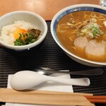 らーめん山頭火 - ①旭川醤油ラーメン(大盛)＋辛玉ごはん