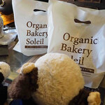 オーガニックパン工房　それいゆ - お友だちへのお土産の分も一緒に買ったので、
      2袋に分けてもらいました。
      
      ちびつぬ「いっぱい買ったわね～」