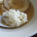 青竹手打ラーメン 日向屋 - スープに浸して･･･。