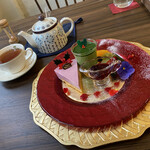Petale - 見事な器にのる
                      ラズベリーケーキ抹茶ムース添えと
                      アッサムティー
                      
                      ケーキは全て手作りです！(*ﾟ∀ﾟ*)
