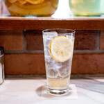 モトイギョーザ - 自家製の手作りシロップのフルーツサワー レモン 