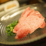 大衆炭火焼肉ジンギスカン ホルモン酒場 風土. - たん刺し