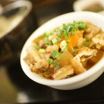 大衆炭火焼肉ジンギスカン ホルモン酒場 風土. - すじ煮込み