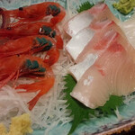 Ebi zushi - 左からトビウオ、甘えび、カンパチ、アカイカ。えびの緑色部は卵。