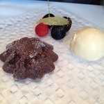 クッチーナ イタリアーナ ガッルーラ - フランス『ヴァローナ社カカオ６１％』のチョコレートのトルティーノ　練乳とミルクの冷たいジェラートと共に