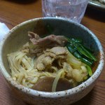 牛肉・豚肉・油揚げ・豆腐・えのき茸・ニラ・椎茸・キャベツ・もやし・・・