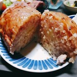 喫茶喫酒 六花 - 佐助豚の肉巻きおむずびを割ってみた