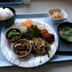 福岡県警察 西警察署 食堂 - きれいな盛り付け