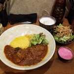 SPICY CURRY 魯珈 - 激辛！豚スペアリブのIndianChineseカレー+ぷちサラダ+ラッシー+ビーツのパチャディ
