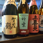大納言本家 - 厳選された燗酒用の日本酒がズラリと並んでいます