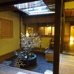 俵屋旅館 - 館内（坪庭）