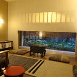 俵屋旅館 - パブリックスペース：図書室