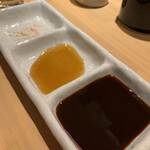 串カツ くしくし - 奥から～天然塩、出汁醤油、かつソース