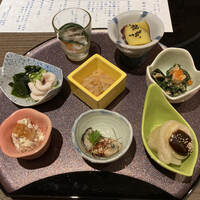 和食日和 おさけと 神楽坂 - 八寸
                    ロールキャベツ田楽
                    真牡蠣オイル漬
                    蒸し鶏と法蓮草　胡麻和え
                    〆鯖のマリネ
                    白子酒煮
                    いぶりがっこチーズ
                    丸十の蜜煮
                    河豚卵巣　烏賊雲丹和え