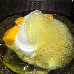 レストラン リューズ - ココナッツ風味のホワイトチョコレートのムース　マンゴー、パッションフルーツソースで