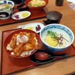 たまき - 豚ピリ辛丼と冷うどんハーフサイズ