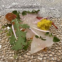 クリマ ディ トスカーナ - 館山ヒラスズキ 京都金時人参 サルサロッサ 大鰐（おおわに）冬陽春菊　生臭さはなく、身の色が透明感のある白身が特徴のヒラスズキを、金時人参のサルサロッサ（ピンクのソース）でいただく一皿です♪
