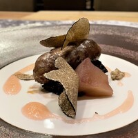 クリマ ディ トスカーナ - 対馬産イノシシ サルシッチャ トレヴィス リンゴ コンフィ イタリア産黒トリュフ　ジビエ（イノシシ）を使ったサルシッチャ、色々なスパイスやハーブを効かせイノシシの旨味だけを際立てた仕立てが実に素晴らしいです。 青森のフジ林檎の甘味と酸味に、バルサミコで炊き上げたトレヴィスの苦みが、サルシッチャに絶妙に絡んできます。 お皿の周りのピンク色のソースは、リンゴの皮の色なのです♪