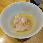 飯田商店 - ロースチャーシューは温かい麺の中へ投入