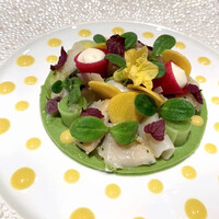 ロオジエ - JARDIN MARIN
                    “海の庭園”貝類のマリネ
                    アーティチョークのムースリーヌ 
                    紅芯大根のペタルに詰めたホタテ貝のクリーム 
                    ヴェルヴェンヌ香る潮のジュレ 
                    アプリコットとカラマンシーのソース