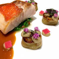 ロオジエ - L'AGNEAU
                    金目鯛のポワレ サーベルいんげん
                    アンチョビと花紫蘇を添えたナスのフォンダン
                    マイルドなジンジャーソース