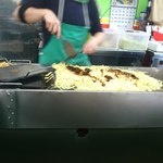 お好み焼 キャベツ - 大量のそばにソースで味付け