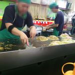 お好み焼 キャベツ - ２人でコンビネーションよく焼き上げます